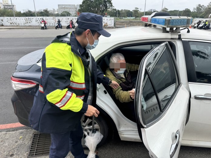 老翁倒人行道 民眾以為發生車禍急向壢警報案 59 S 295837703 副本 0