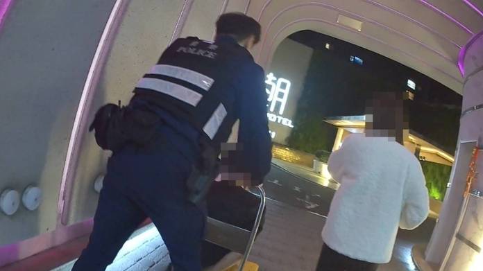 【有片】難逃!男子背三條通緝跳窗仍被逮 員警「推」回派出所 79 2059840 0
