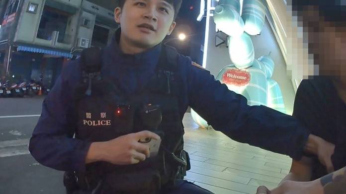 【有片】難逃!男子背三條通緝跳窗仍被逮 員警「推」回派出所 80 2059841 0