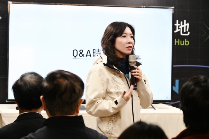 桃園青年局啟動A8產業轉型加速器招募 打造AI創新發展平台 79 侯佳齡局長積極推動A8加速器 0 1