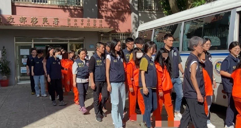 移民署新北專勤隊將查獲的非法外籍移工依法收容待遣送歸國。(記者徐煜勝翻攝)