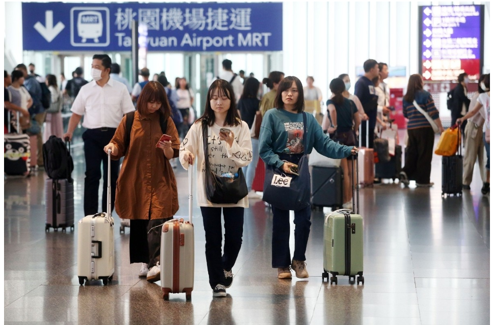 大陸旅客,好久不見。圖/取自香港中通社