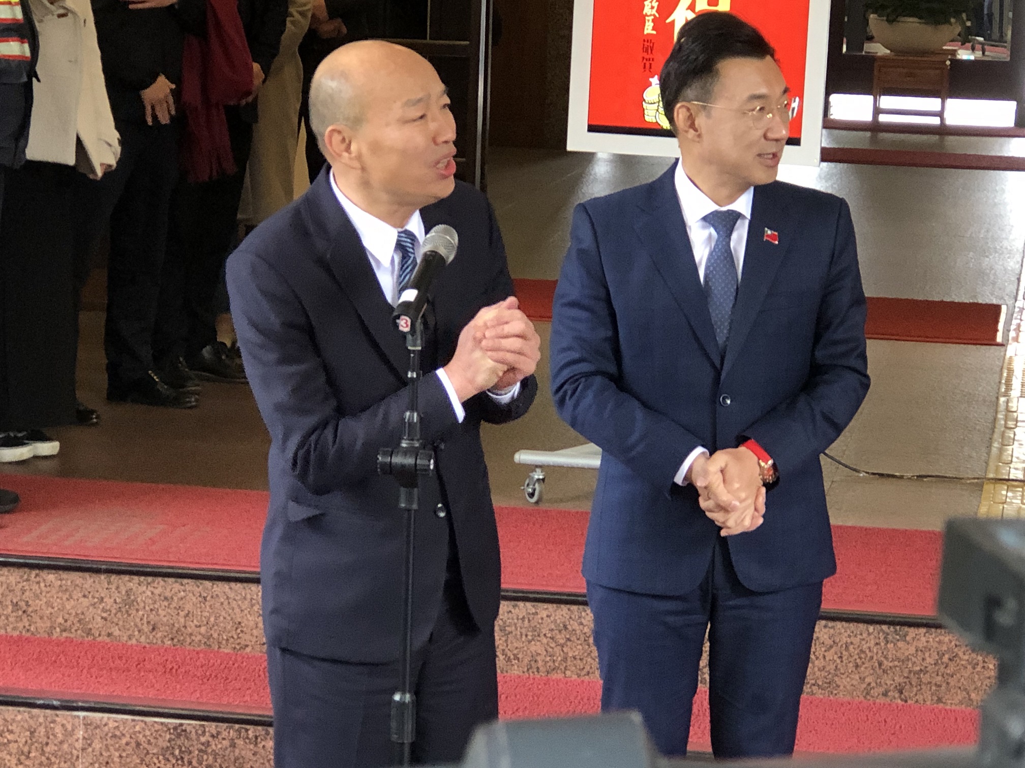 韓國瑜立院發放限量簽名春聯 民眾排隊索取