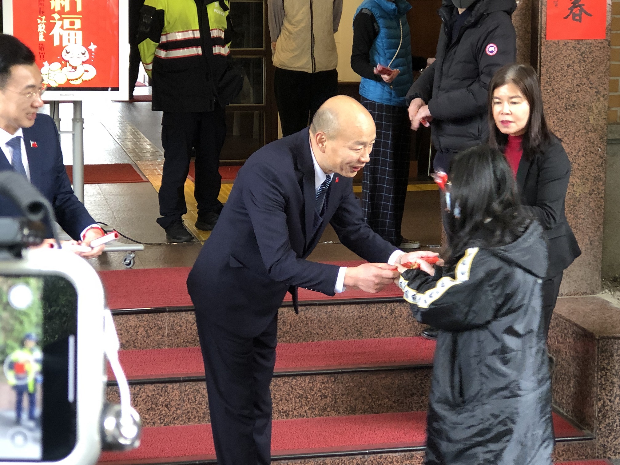 韓國瑜立院發放限量簽名春聯 民眾排隊索取 - https://www.watchmedia01.com