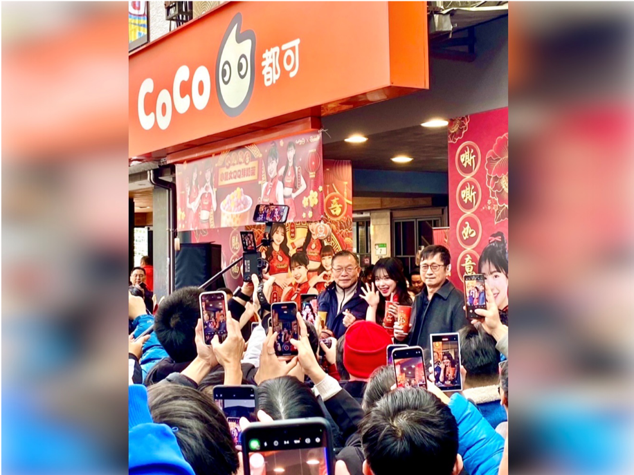 真讓民眾將李多慧立牌扛回家! CoCo都可公益拍賣人氣旺翻西門町! - https://www.watchmedia01.com