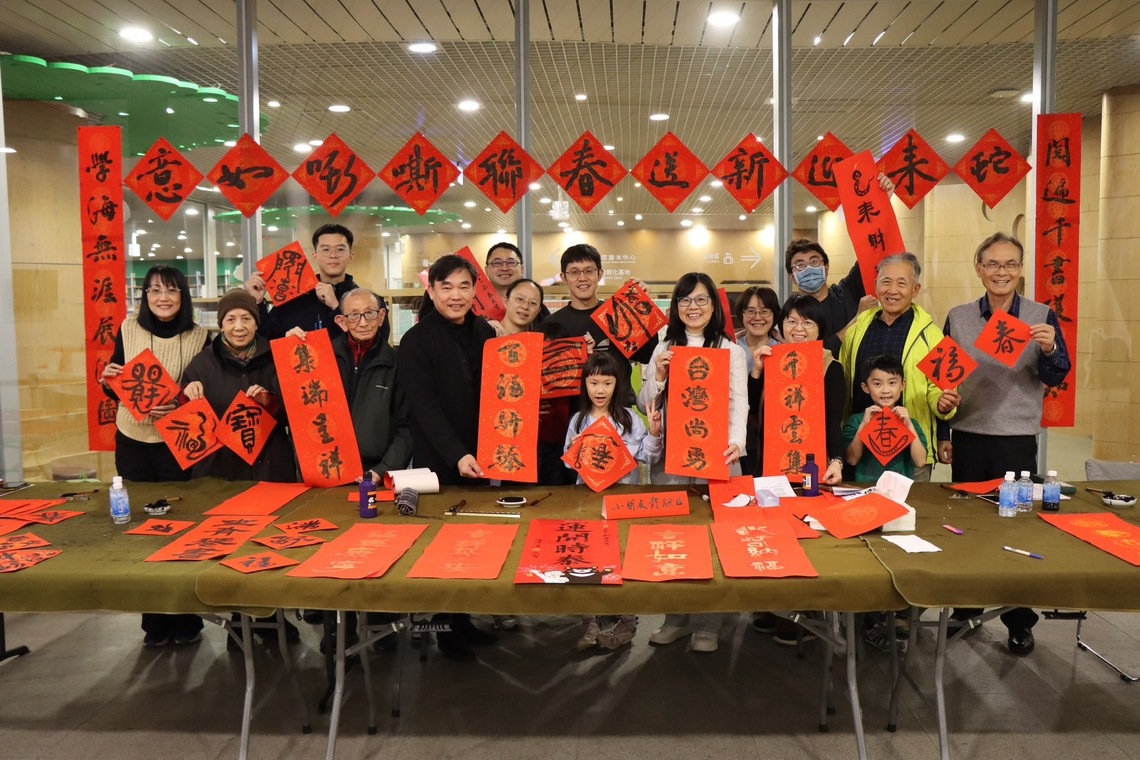 漾新聞|高市圖邀名家揮毫借書送春聯喜迎金蛇年