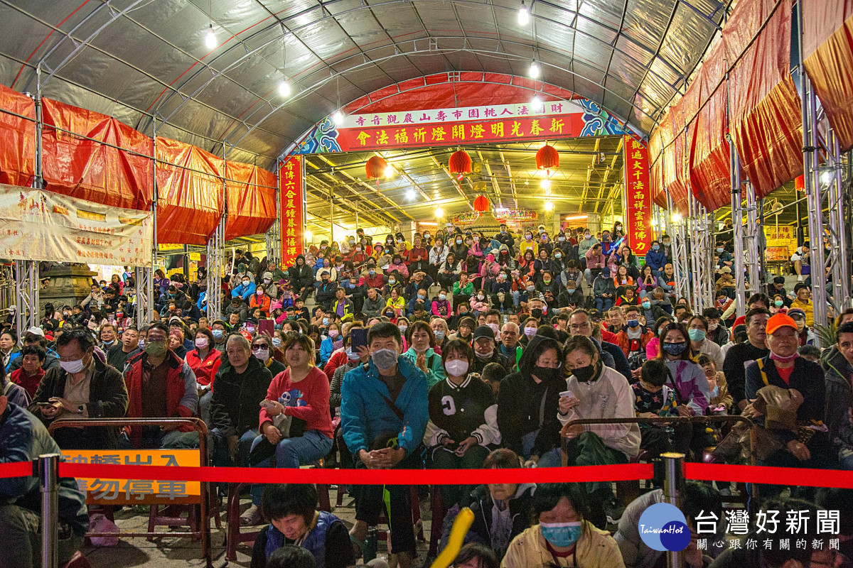壽山巖觀音寺讓你 除夕熱鬧到元宵(觀音寺內人山人海非常熱熱鬧)