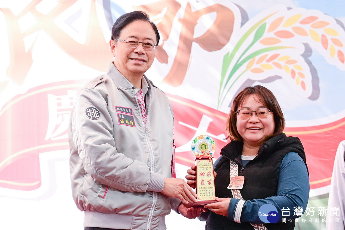 桃園市長張善政出席「114年龜山區慶祝農民節大會」頒獎表揚優勝農友。<br /><br />