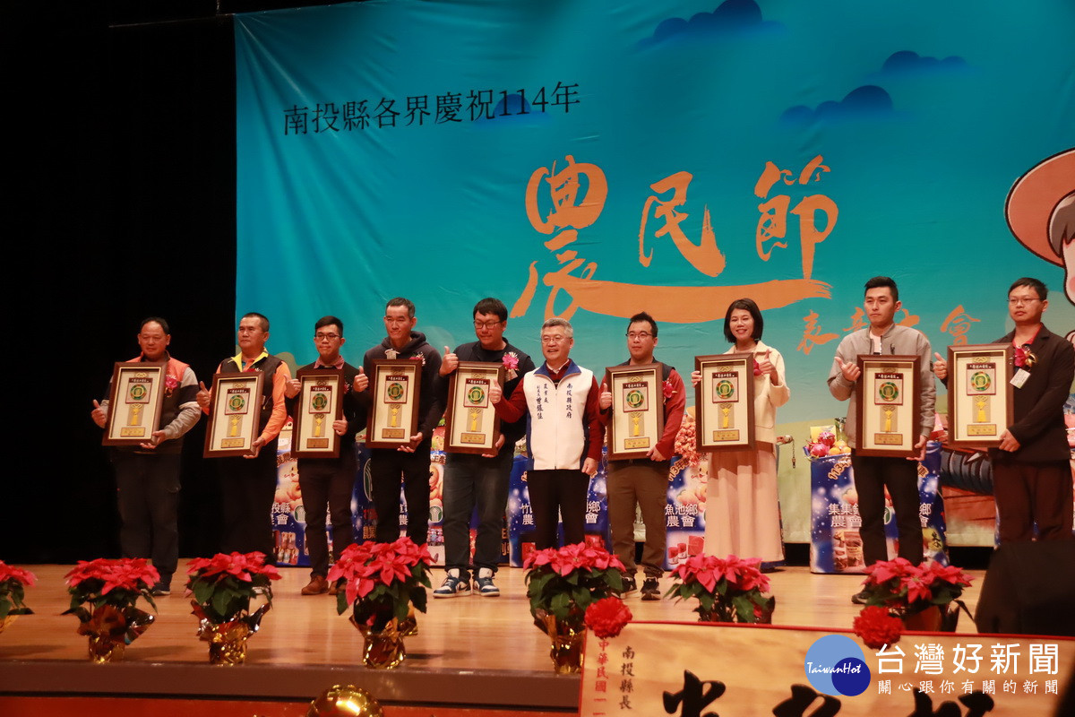 農業處副處長曾銀位優秀農民表揚。(記者扶小萍攝)