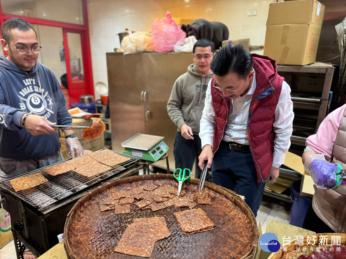 立法院副院長江啟臣體驗手烤肉紙。