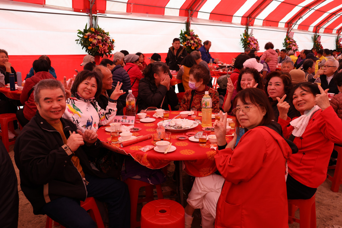 廟方主動邀請地方65歲以上長者,或是弱勢對象前來一起共餐福宴。