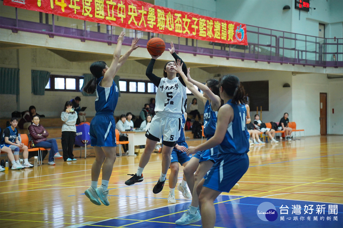 中央大學女籃隊首場賽事奮力拼搏,旗開得勝。