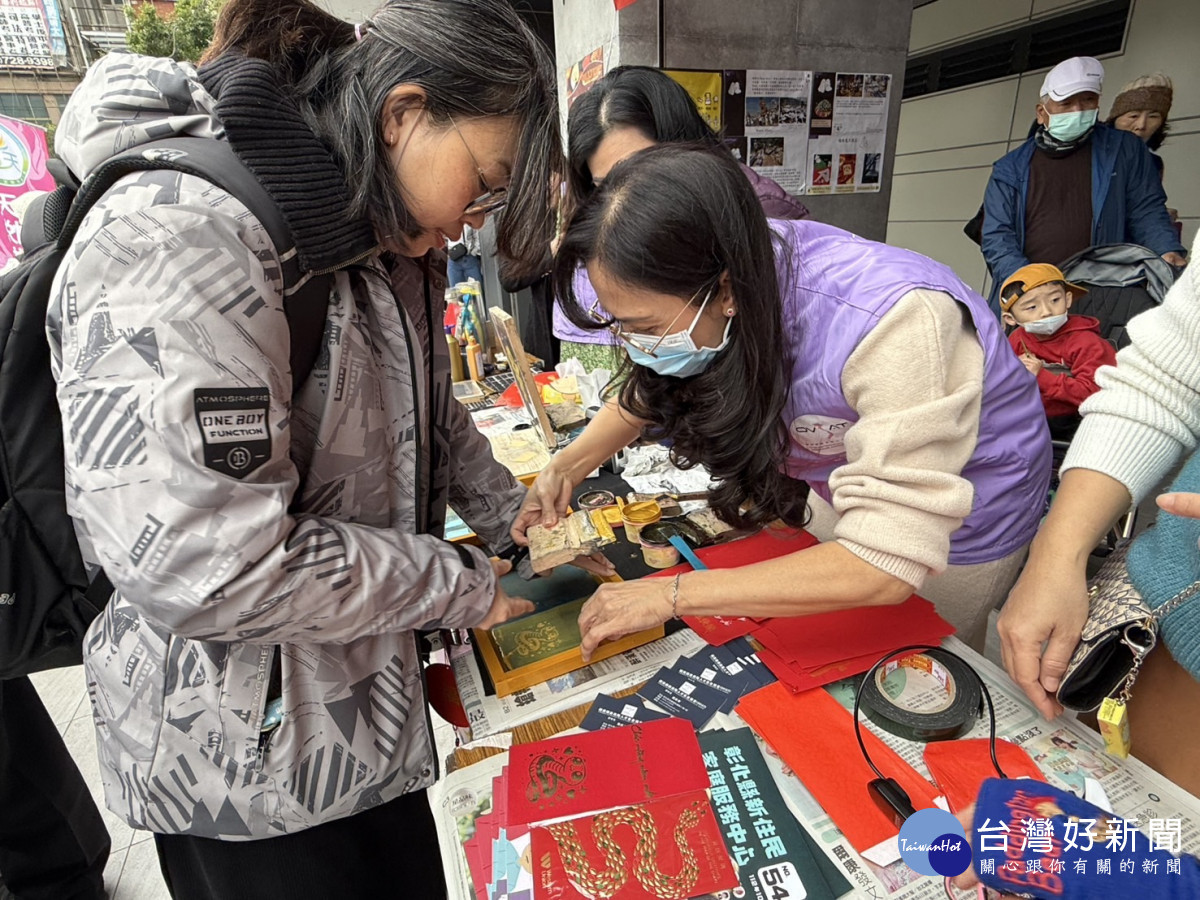 有溫度的手寫春聯大排長龍 溫暖家鄉彰化「車站」。圖/記者鄧富珍攝