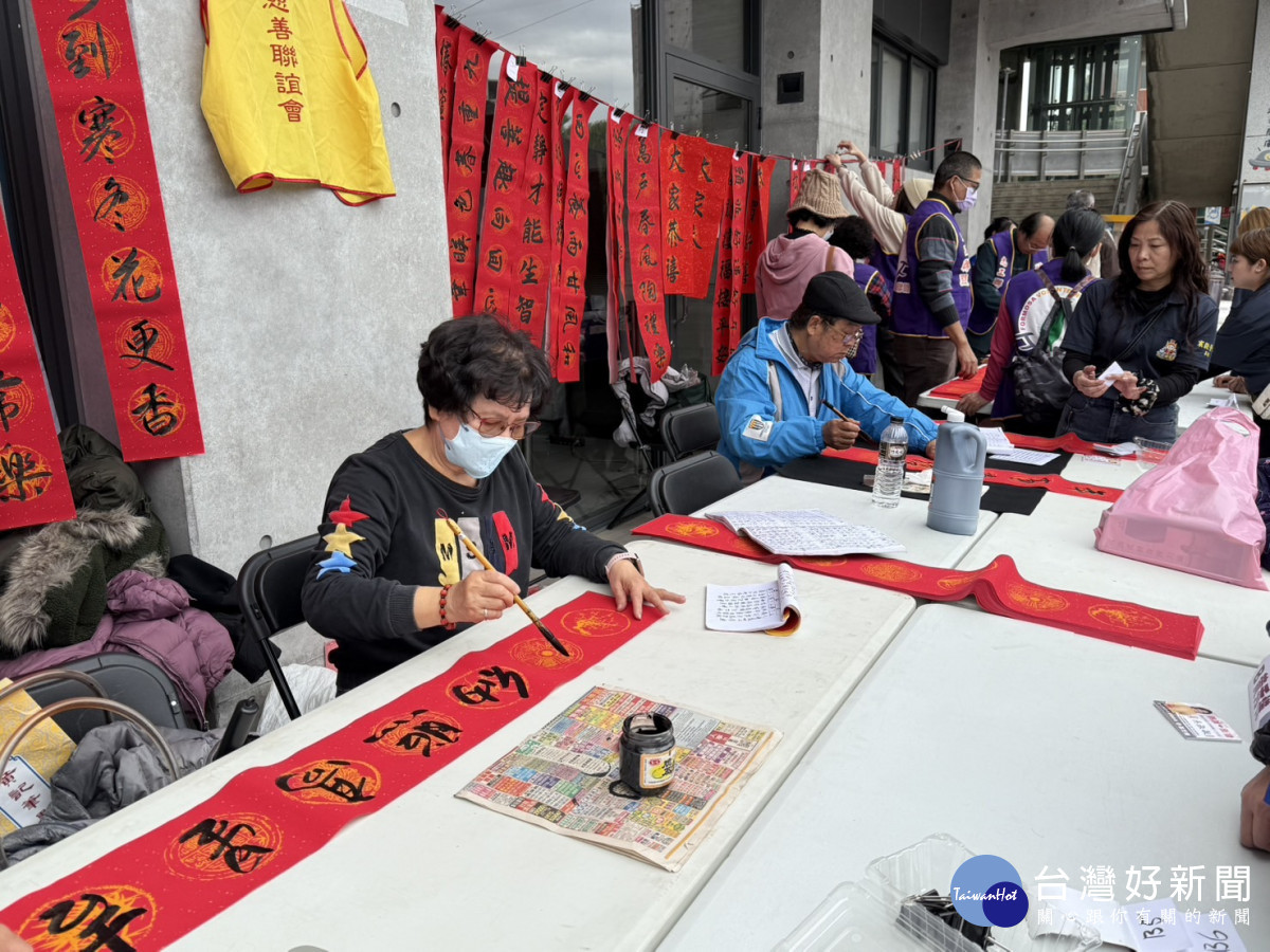 有溫度的手寫春聯大排長龍 溫暖家鄉彰化「車站」。圖/記者鄧富珍攝