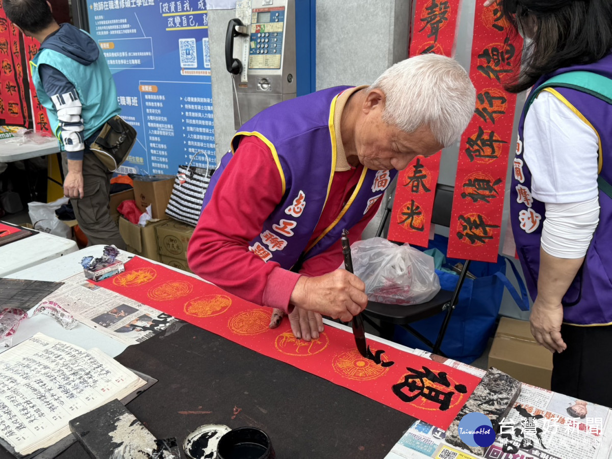 有溫度的手寫春聯大排長龍 溫暖家鄉彰化「車站」。圖/記者鄧富珍攝