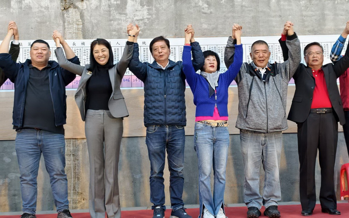 簡賜勝（左三）與游立委許縣長等接受民眾歡呼。（簡賜勝競總提供）