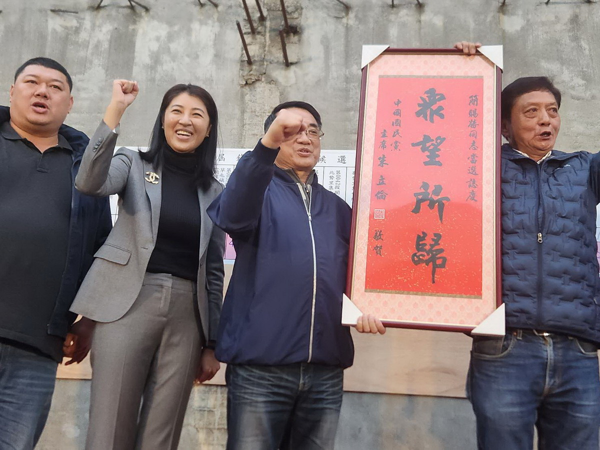 國民黨主席朱立倫送來眾望所歸祝賀。(簡賜勝競總提供)