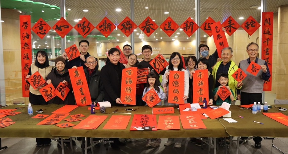「蛇來迎新送春聯、嘶嘶如意」高市圖借書送春聯,喜迎金蛇年!