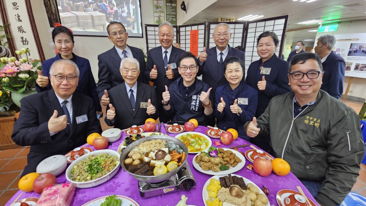 ▲圖：高雄市政府楊孟凡專委代表市長感恩慈濟師兄師姊溫暖社會，祝福新的一年平安吉祥。。( 慈濟高雄提供)