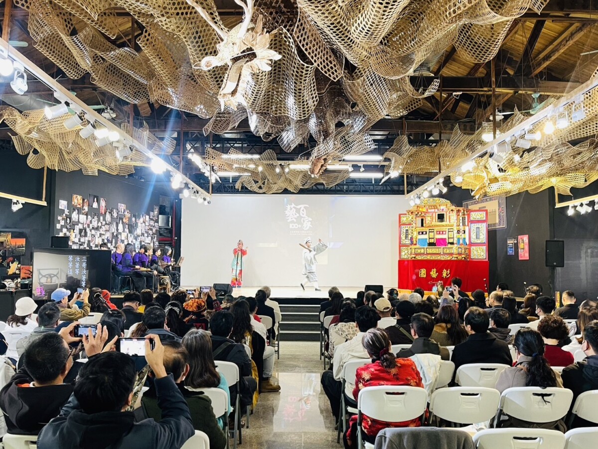 ▲特展開幕式，由結業藝生團隊共同演出「陳三五娘－留傘」戲齣開場。(圖/記者顏淑娟攝)