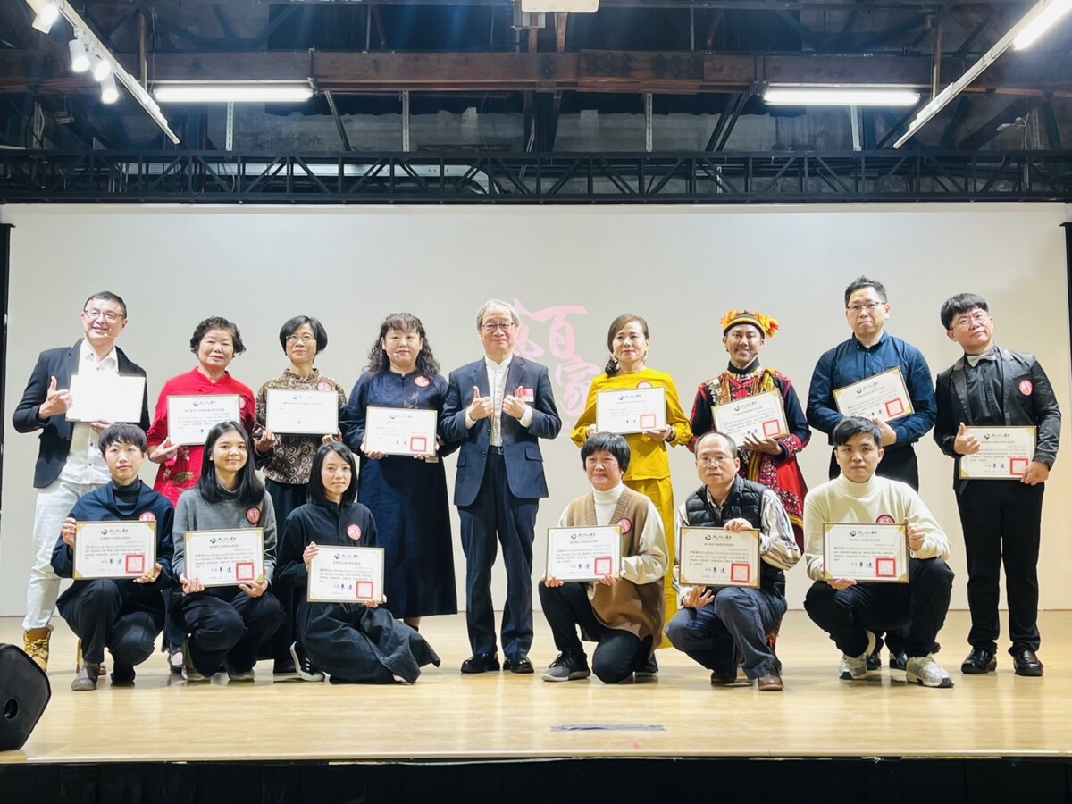 ▲文化部長李遠（後排左5）與「重要傳統藝術保存者傳習計畫」結業藝生合影。(圖/記者顏淑娟攝)