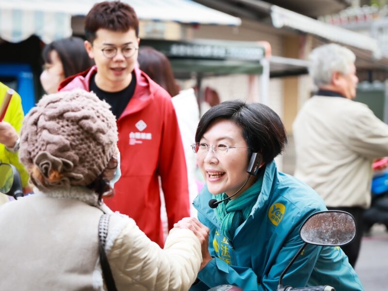 林岱樺率議員陽明市場拜年  民眾反應熱烈  展現高人氣！