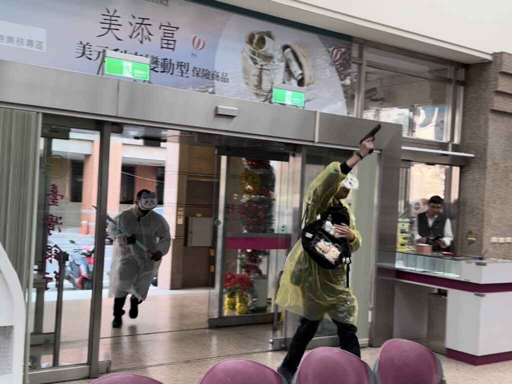 萌系搶匪持槍進入銀行大聲宣稱喊搶劫。(記者廖承恩翻攝)