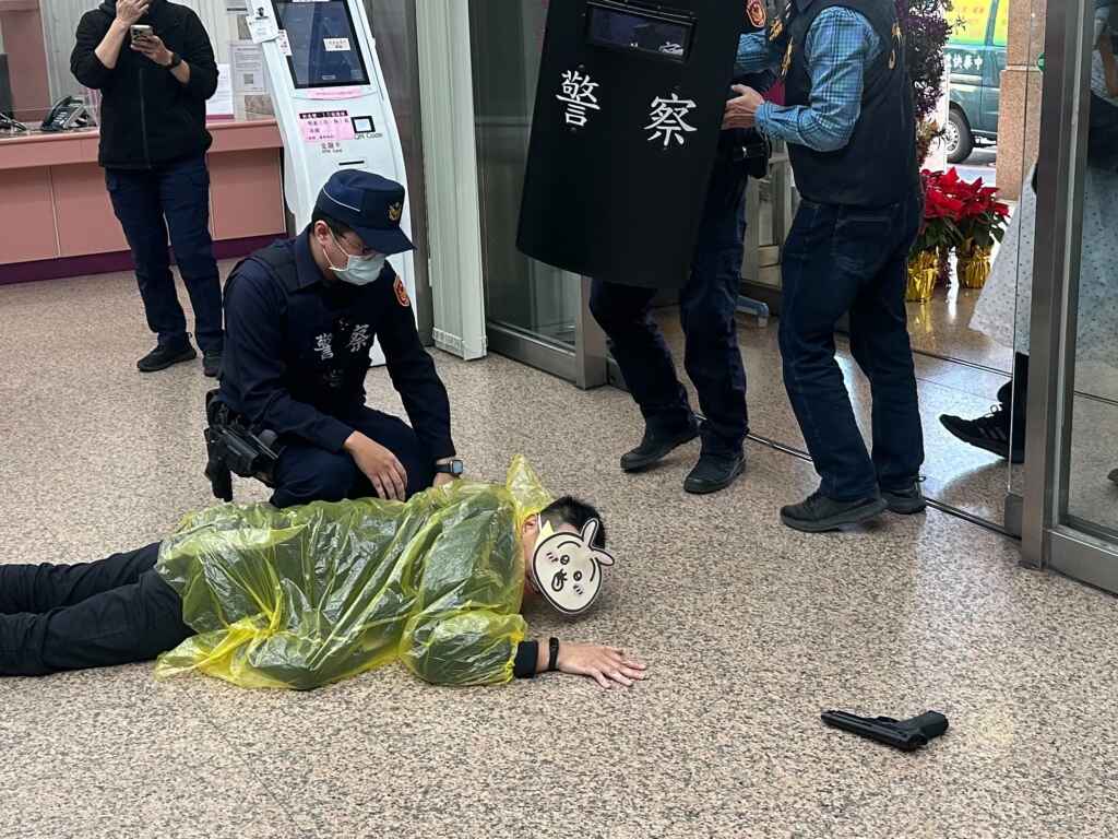 「搶匪」遭獲報的警網當場制服逮捕。(記者廖承恩翻攝)