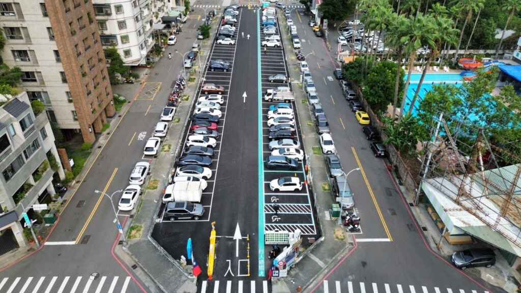 透過鋪面與標線重整，提升平面停車場環境與堤車秩序。