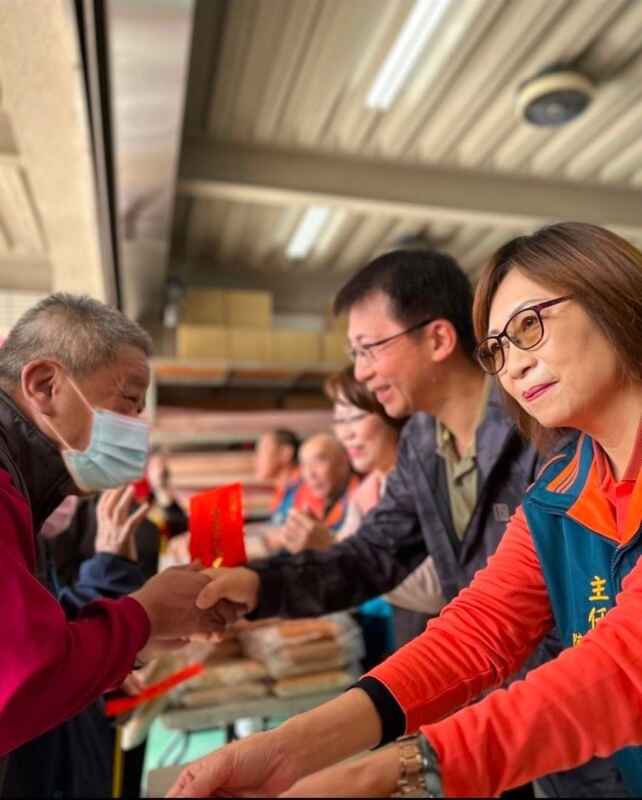 屏東市-屏東玉皇宮(黃國榮副縣長偕同陳懿惠主委共同發放紅包關懷低收家戶）