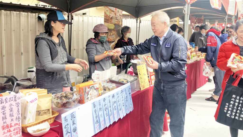 ▲和美鎮長林庚壬發送新春福袋。（記者林明佑翻攝）
