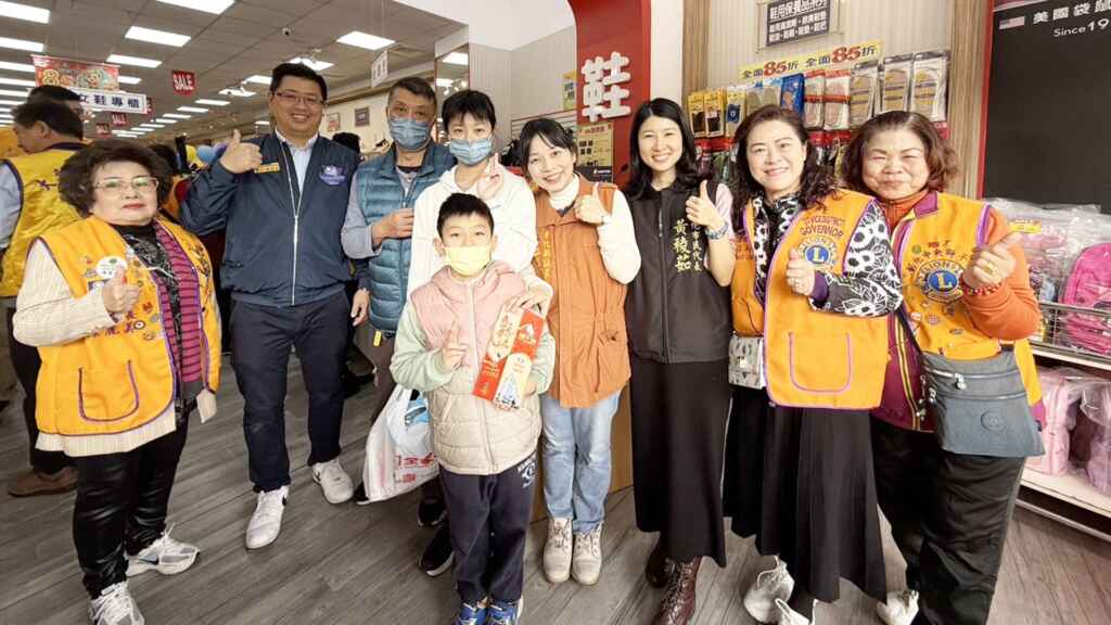 ▲彰美獅子會今年共計再送出百雙好鞋，希望獲得新鞋的小朋友開心迎接迎接新學期，踏實走出屬於自己的未來。（記者林明佑攝）