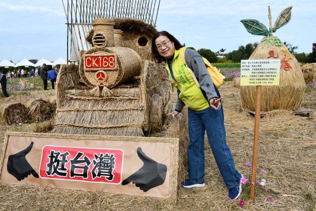 ▲獲得2024彰化市稻草藝術創作比賽第二名的作品-扇庫火車頭很吸睛。（記者林明佑翻攝）