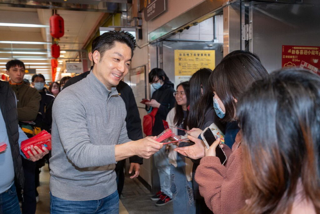 蔣萬安市長於台北地下街走街拜年與民眾共享年節氛圍