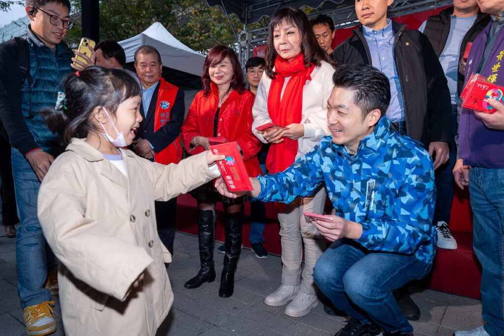 蔣萬安市長發送年貨三十限定發財金,與民眾一同招財納福討吉利