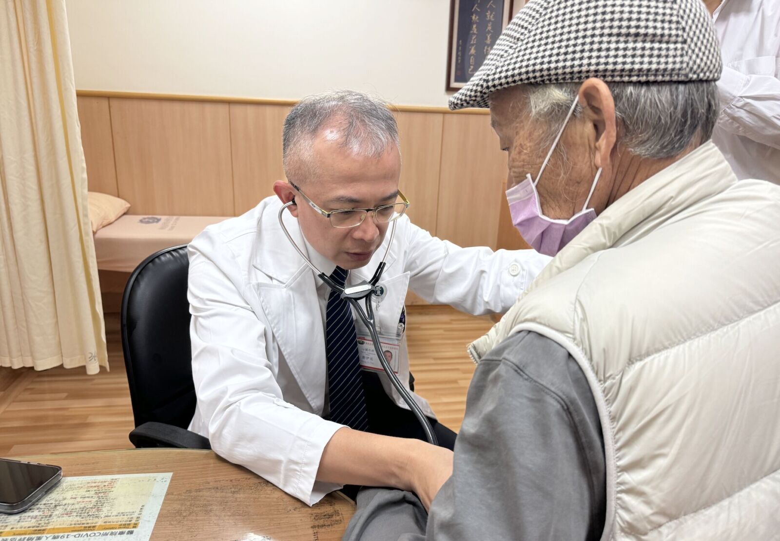 7旬翁劇烈腰痛、腹痛 醫師一看命快沒了「10公分大主動脈瘤破裂」 219