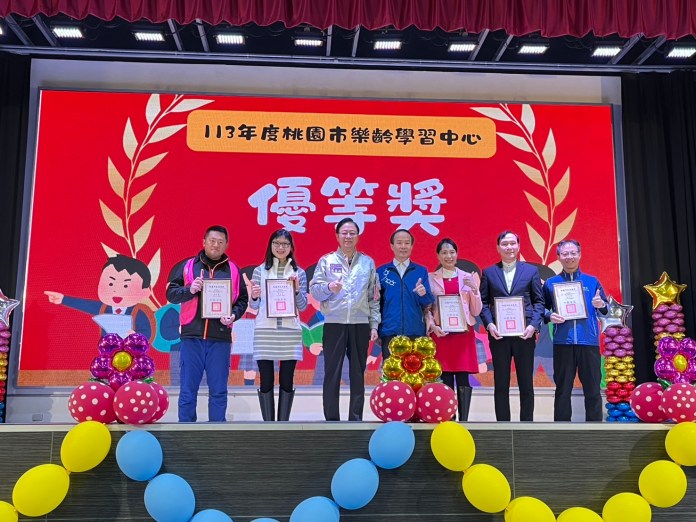 113年度桃園樂齡成果展 張善政頒獎鼓勵長者續創佳績 70 S 75178001 0