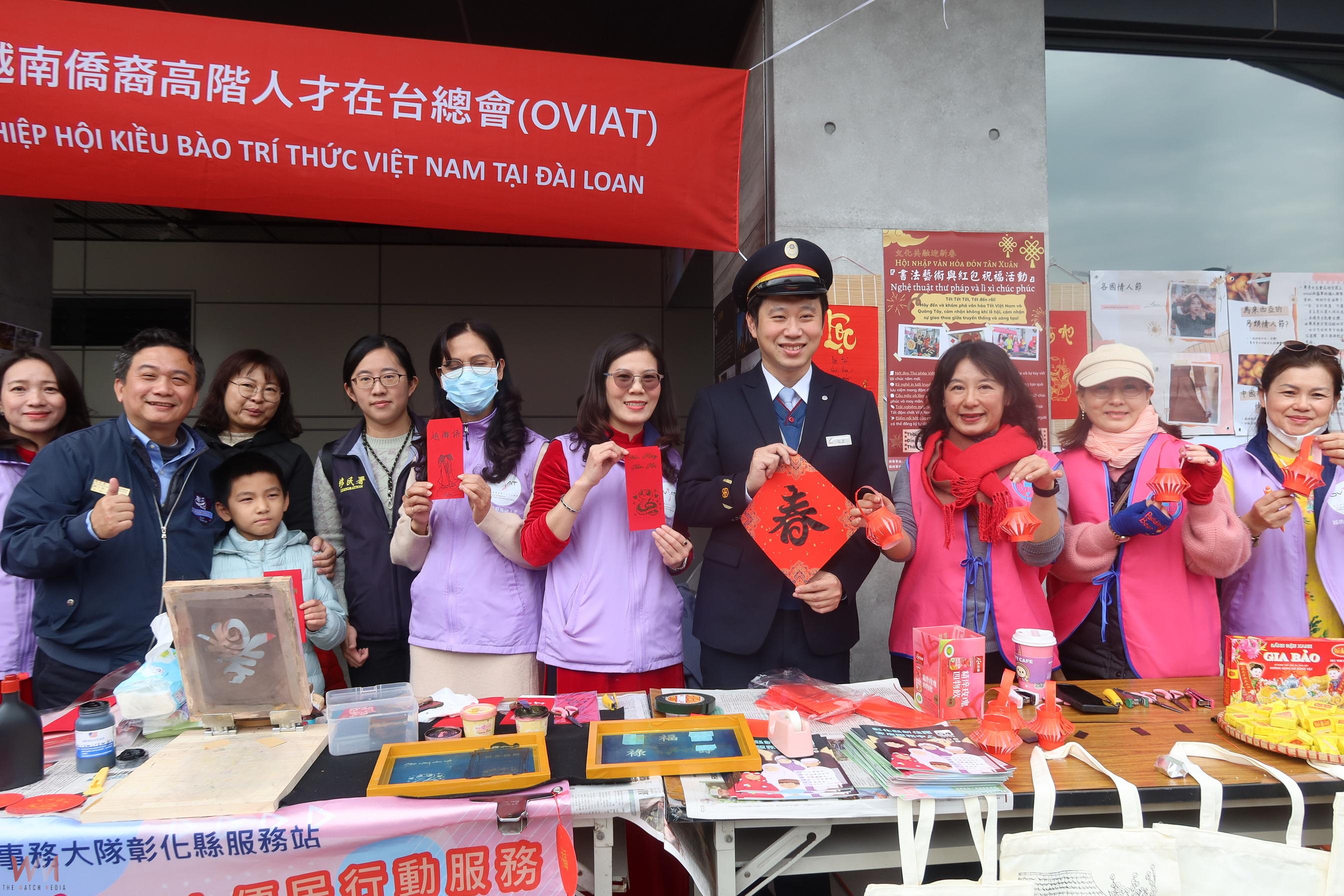 （有影片）／彰化車站飄異國年味　移民署攜手新住民自己印紅包迎蛇年