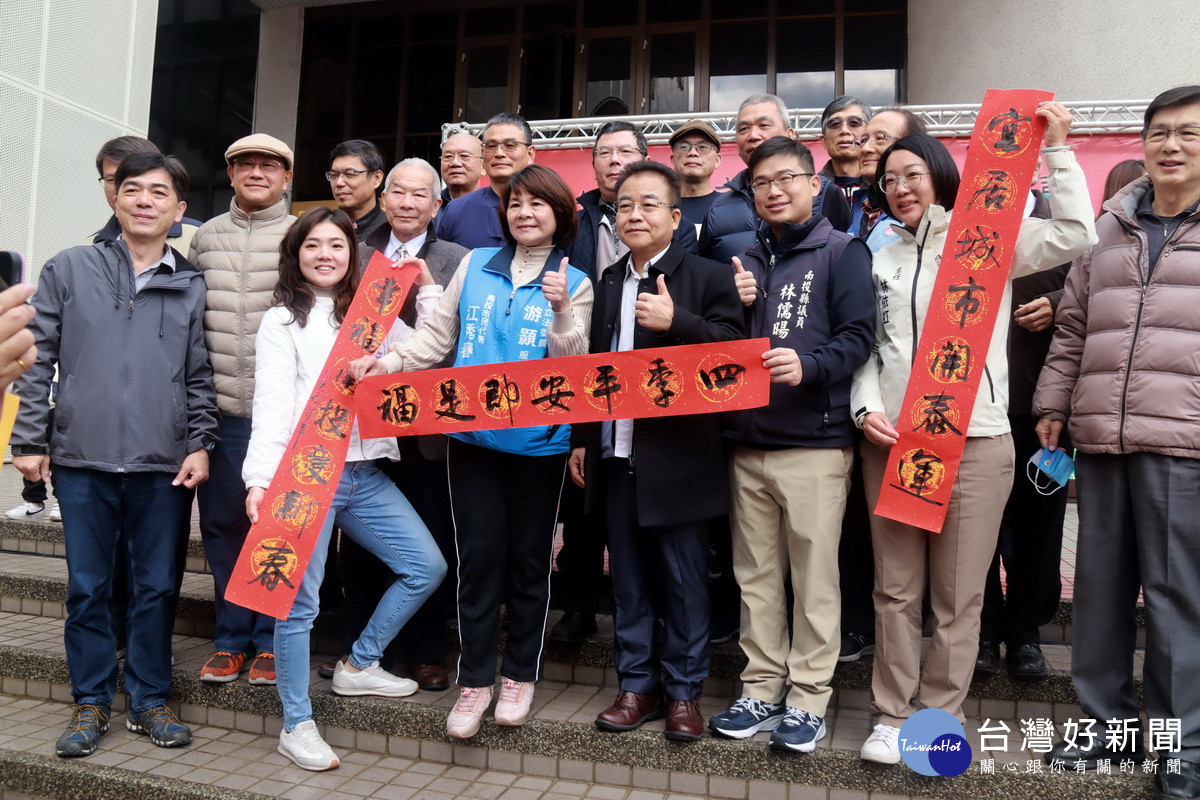 文化局長林榮森為新春揮毫來開筆。（記者扶小萍攝）