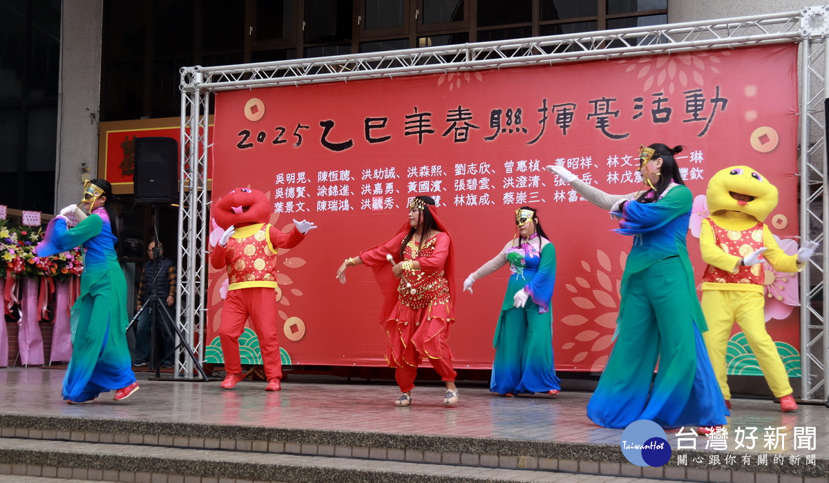 南投廣靈民俗技藝團帶來喜氣洋洋的舞蹈。(記者扶小萍攝)