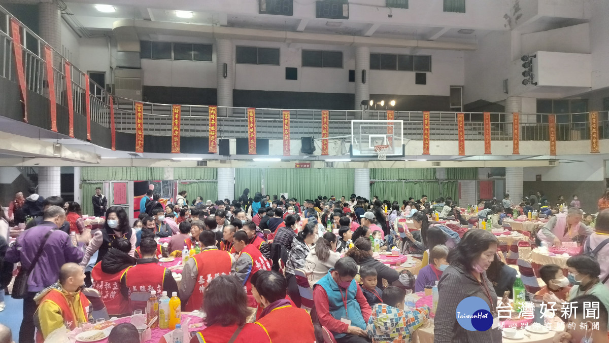 嘉義市福添福基金會陪伴雲嘉地區近千名弱勢團體、家庭和失依兒童提早吃年夜飯/陳致愷攝影