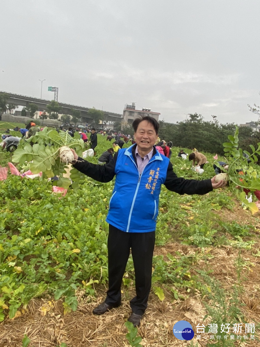 代理鎮長簡青松下田開拔展開活動。（草屯鎮公所提供）