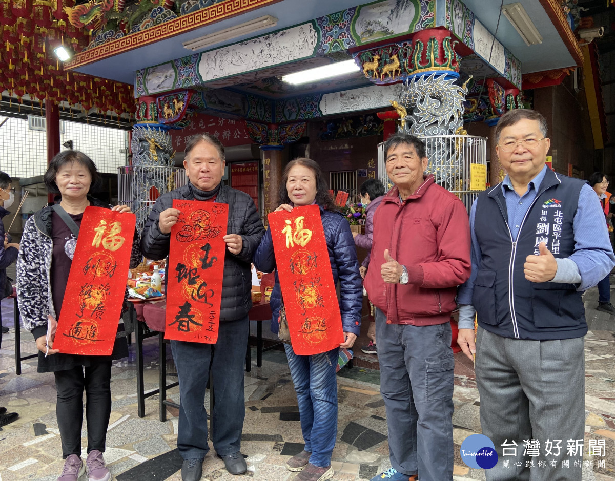 日本籍福光雅典(左二)來台中30多年,融入在地生活。