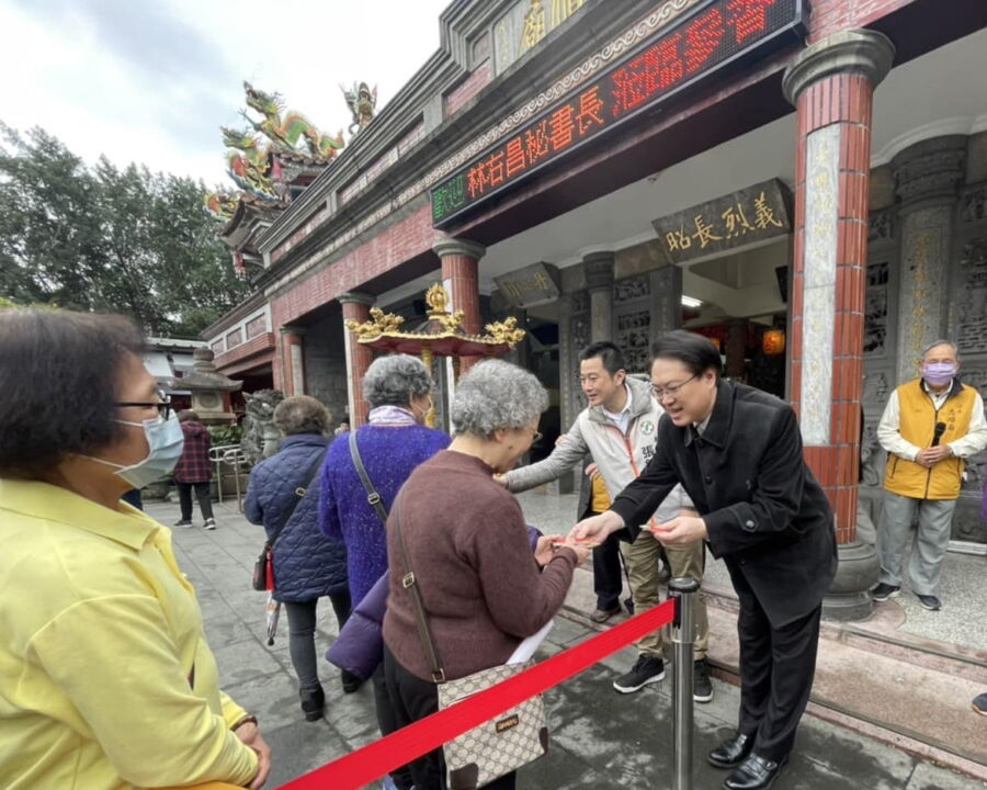 圖/民進黨秘書長林右昌19日代表主席賴清德前往新北市汐止的廟宇發紅包與春聯。(新北市議員張錦豪臉書)