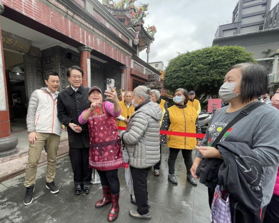 圖/民眾熱情的要求與民進黨秘書長林右昌合照。(新北市議員張錦豪臉書)