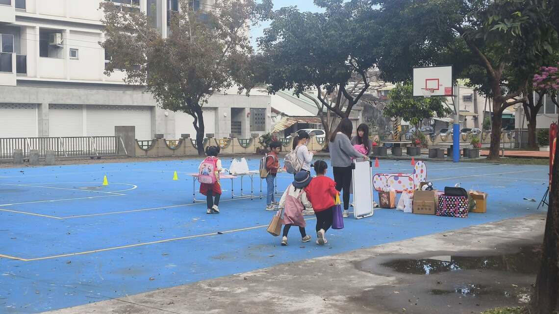 寒流還有暖陽 屏東民生國小球場 幼兒體能活動挺溫馨