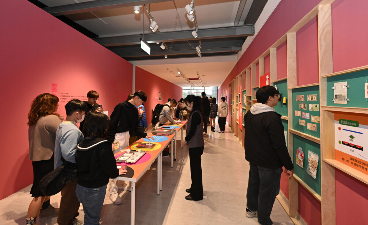 ▲版印年畫教育展示體驗區，民眾體驗蓋印門神。(圖/記者顏淑娟翻攝)