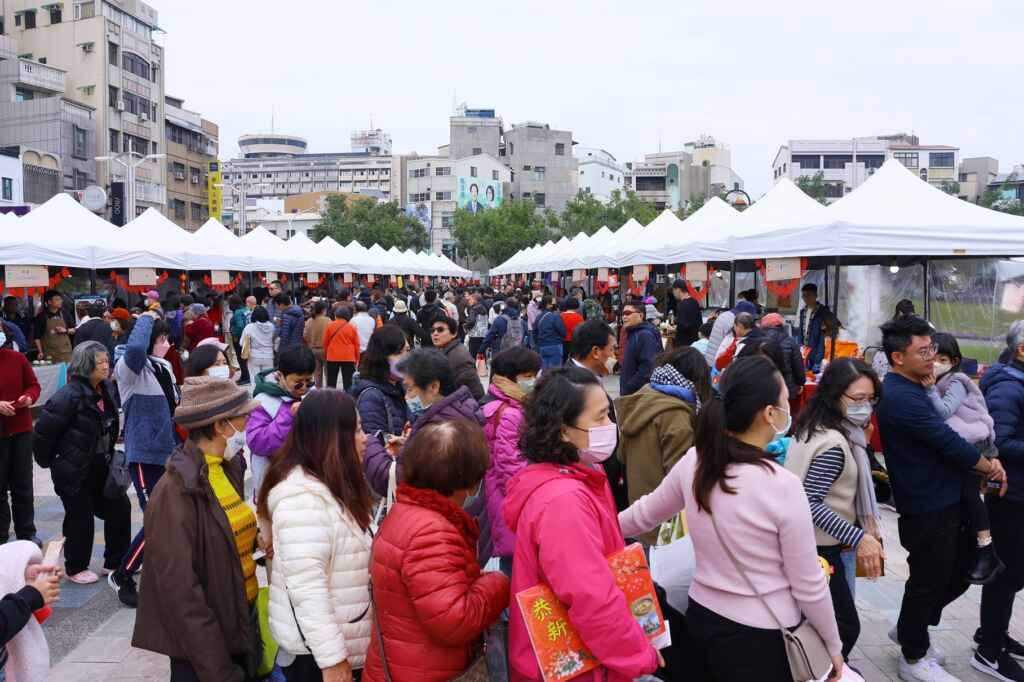 年貨大街人潮、買氣滿滿。