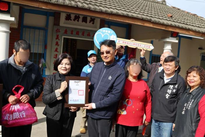 張麗善感謝善種子義工團助李家修繕。(記者廖承恩翻攝)