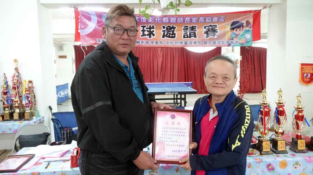 ▲彰化縣親師家長協會理事長黃能哲頒發感謝狀。（記者林明佑攝）